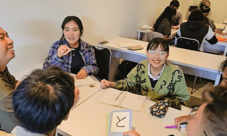 生徒が日本語で会話中の画像